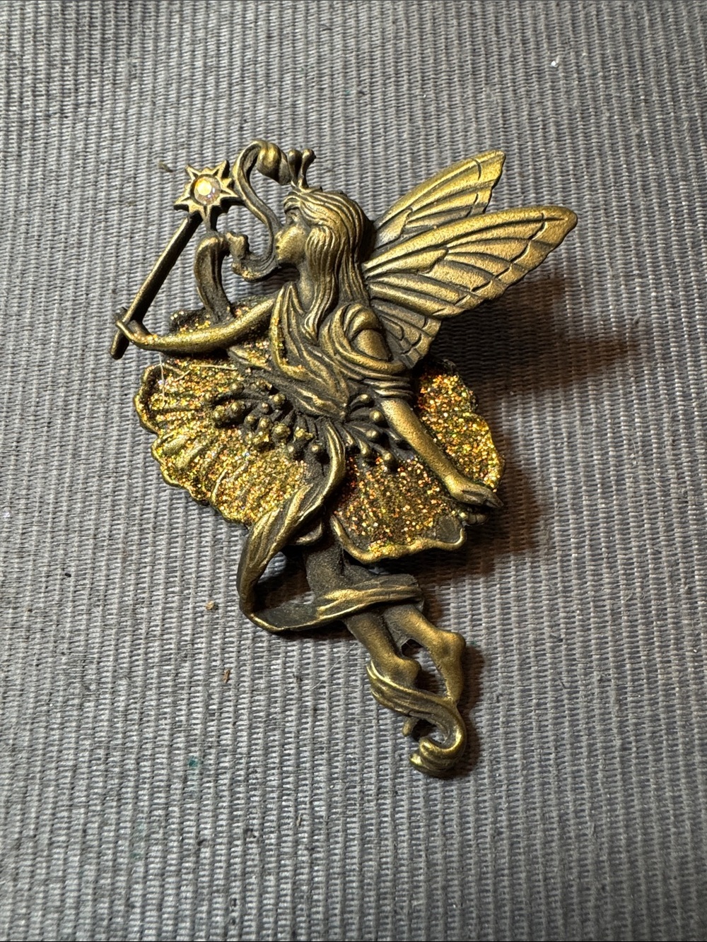 Vintage Gold Fairy Brooch — Elegant Gold-Tone Women’s Jewelry - Picture 1 of 4